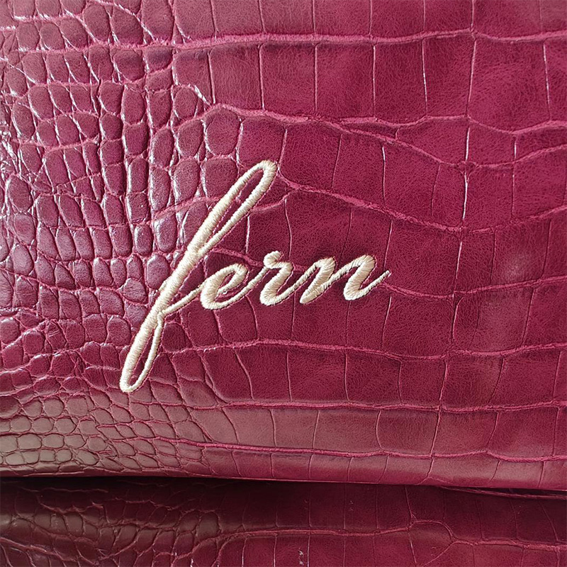 Embroidered Croc Makeup Bag Pe - огляд і ціна Luxury Skincare Accessories